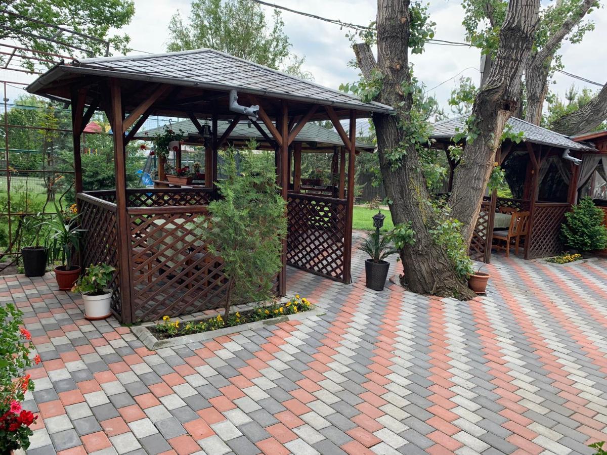 Pensiune Restaurant Rustic Rm Sarat Rimnicu Sarat Exterior photo
